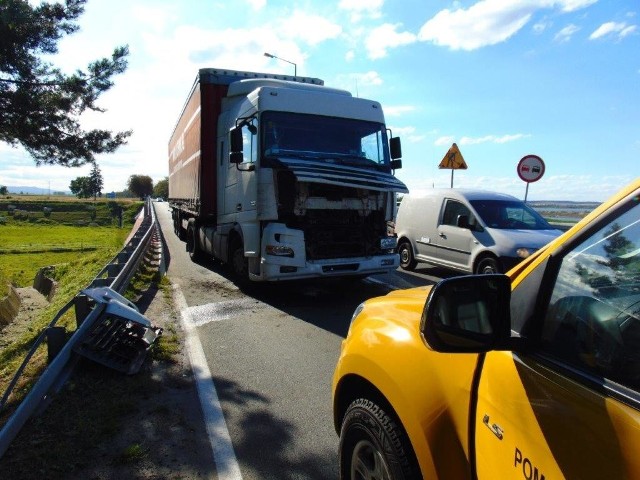 Do zderzenia trzech samochodów doszło w poniedziałek po południu w Ściborzu pod Paczkowem na drodze krajowej nr 46.