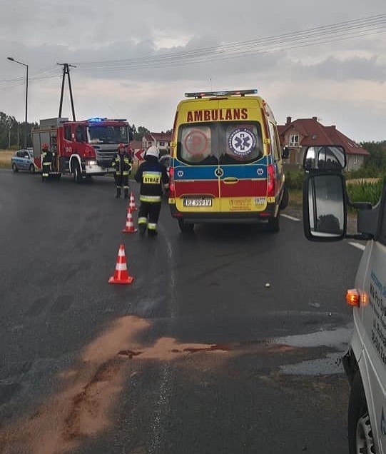 Do wypadku doszło w sobotę około godz. 15.30 w Tryńczy w powiecie przeworskim. Kierujący motocyklem na łuku drogi stracił panowanie nad pojazdem, zjechał na przeciwległy pas ruchu i czołowo zderzył się z samochodem dostawczym.Pogotowie ratunkowe przetransportowało kierującego jednośladem do szpitala.Zobacz także: Wypadek na ul. Krakowskiej w Przemyślu. Motocyklista czołowo zderzył się z oplem [ZDJĘCIA]Wypadek w Żurawicy. Dachowała honda, do szpitala trafiło 5 osób