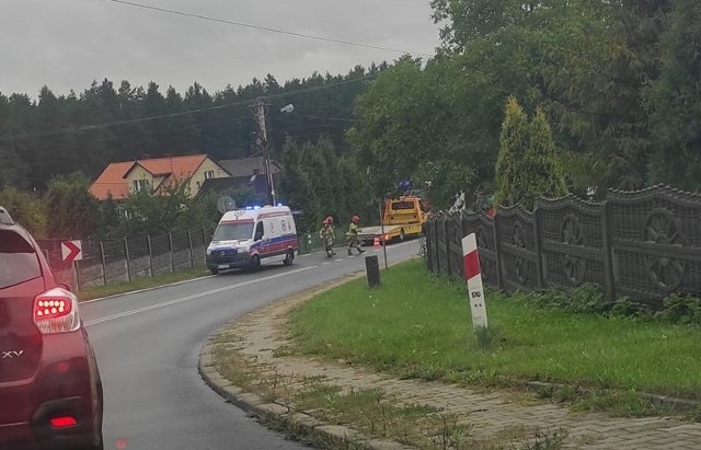 W Niesułowicach mercedes wbił się w ogrodzenie jednej z posesji.