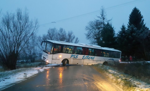 Autobus szkolny wpadł do rowu w gminie Stegna