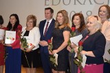 Skierniewiccy nauczyciele otrzymali nagrody z okazji Dnia Edukacji Narodowej. Gala w Polonezie [ZDJĘCIA]