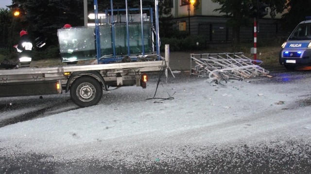 W Staszowie osobówka zderzyła się z autem transportującym szkło.