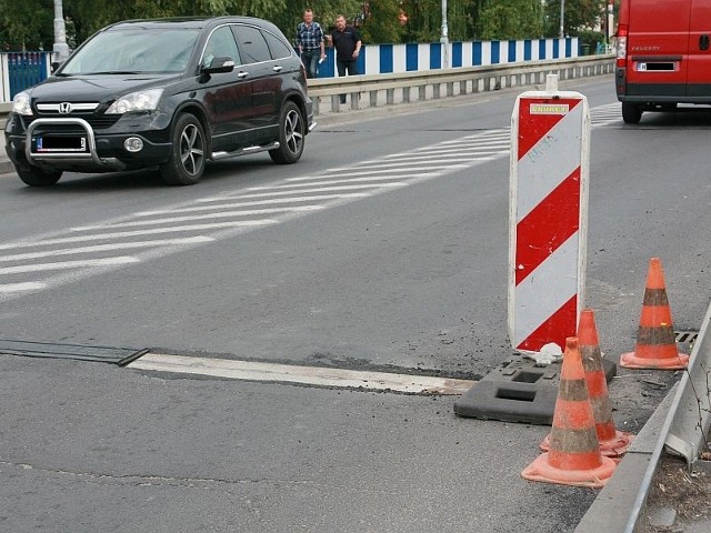 Metalowe części dylatacji są obluzowane, dlatego przy hamowaniu ciężkiego samochodu mogą uszkodzić jego podwozie lub zranić przechodnia. Ostatnio wycięto jeden ze zniszczonych fragmentów.