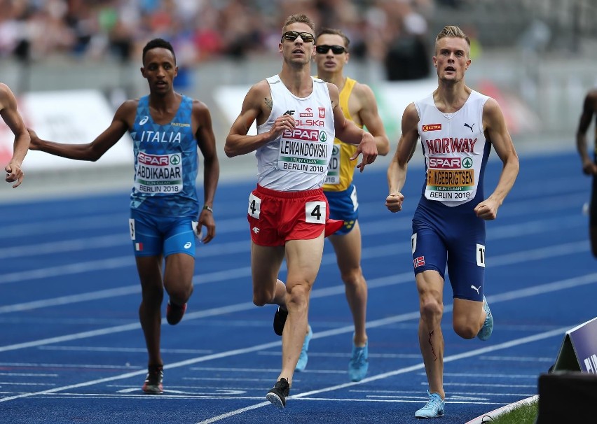 Marcin Lewandowski (w środku), srebrny medal w biegu na 1500...