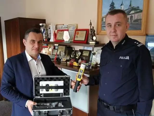 Burmistrz Włoszczowy Grzegorz Dziubek przekazuje nowoczesny alkomat komendantowi policji Mariuszowi Przyborowskiemu.