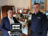 Burmistrz Włoszczowy sprezentował policji nowoczesny alkomat za ponad tysiąc złotych