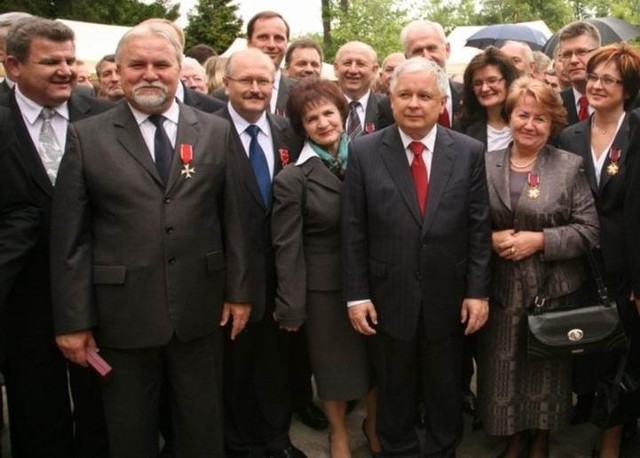 Marszałek Podkarpacia Zygmunt Cholewiński (pierwszy z lewej) oraz prezydent Tarnobrzega Jan Dziubiński (drugi z lewej) po ceremonii odznaczenia Krzyżami Kawalerskimi Orderu Odrodzenia Polski.