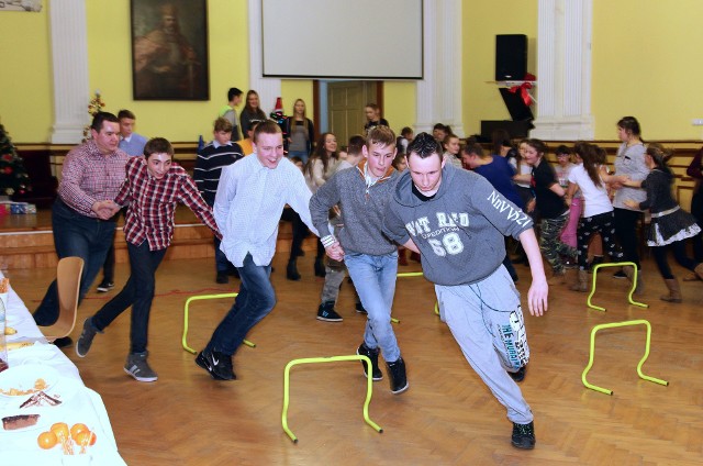 Bal charytatywny dla dzieci i nastolatków z grudziądzkich placówek opiekuńczo-wychowawczych zorganizowała grupa uczniów i nauczycieli, wolontariusze z I Liceum Ogólnokształcącego w Grudziądzu. Gospodarze balu zadbali także o niespodziankę, którą były  odwiedziny Mike’a Trzensioka, z grudziądzkiej drużyny żużlowej. Sportowiec chętnie pozował do wspólnych zdjęć oraz rozdawał autografy. Karnawałowe imprezy dla podopiecznych placówek wychowawczych są co roku organizowane w I LO.