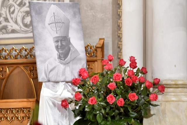 Msza pogrzebowa biskupa Adama Odzimka w radomskiej katedrze. Więcej na kolejnych  zdjęciach