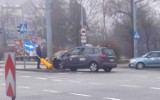 Wypadek na skrzyżowaniu w centrum Radomia. Samochód osobowy uderzył w znak drogowy