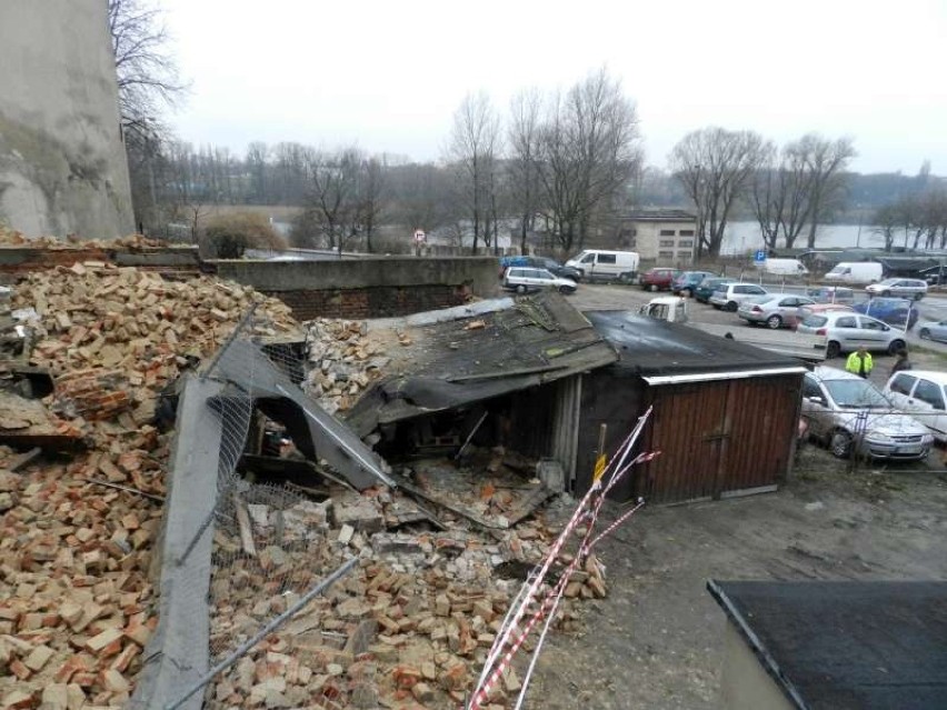 W Gnieźnie zawaliły się budynki gospodarcze