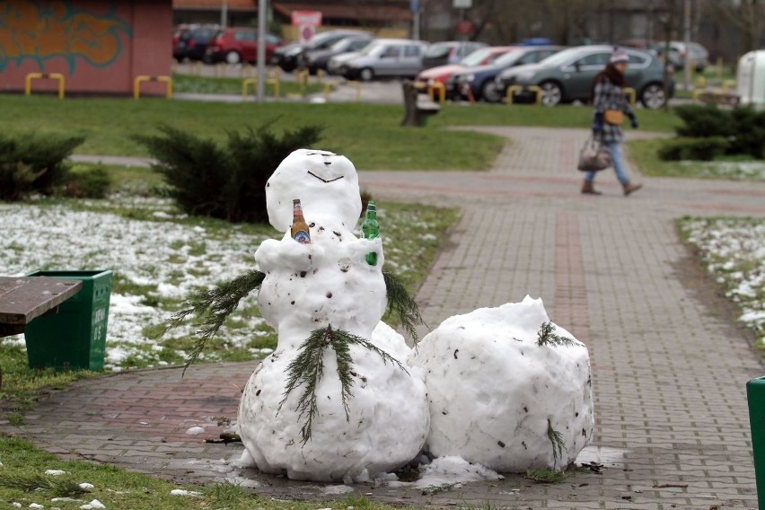 Wielkanocna zima we Wrocławiu. Studenci ulepili bałwana! (ZOBACZ ZDJĘCIA)