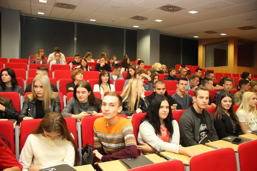 Studenci z zagranicy uroczyście rozpoczęli rok akademicki na uniwersytecie w Kielcach 
