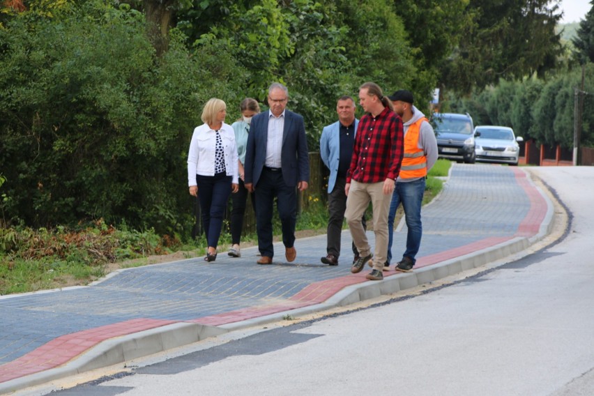 Nowa droga w Podchojnach w gminie Jędrzejów. Mieszkańcy mogą już korzystać z ponad kilometrowego chodnika (GALERIA)