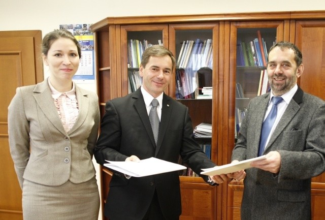 Uniwersytet podpisał z Capgemini już drugą umowę. Na zdjęciu (od prawej): prof. Marek Masnyk, Marcin Nowak oraz Elżbieta Wenzel z Capgemini.