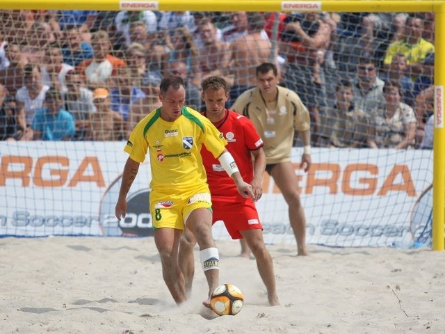 Adam Bogacz (czerwony strój) i Dariusz Piechota (w bramce) powstrzymują atak Bogusława Saganowskiego, klubowego wicemistrza świata z tego roku z Sao Paulo.