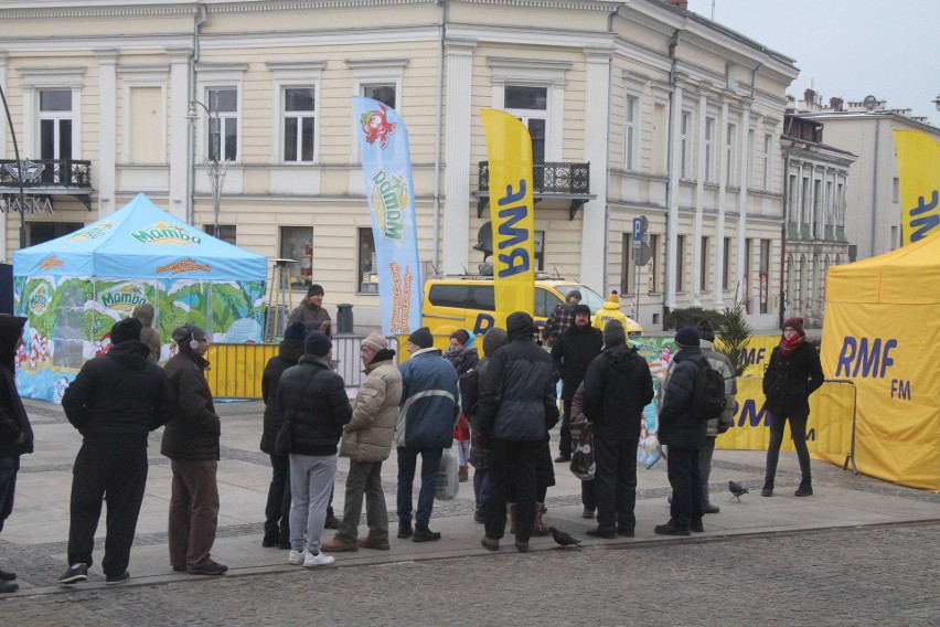 Choinki pod choinkę od RMF FM w Kielcach w czwartek. Tłum odbierał drzewka na Rynku! 