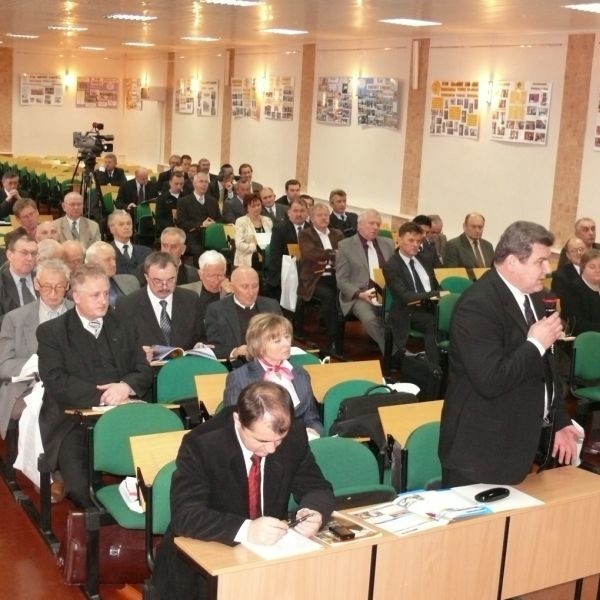 Uczestnicy konferencji, przemawia marszałek Zygmunt Cholewiński.