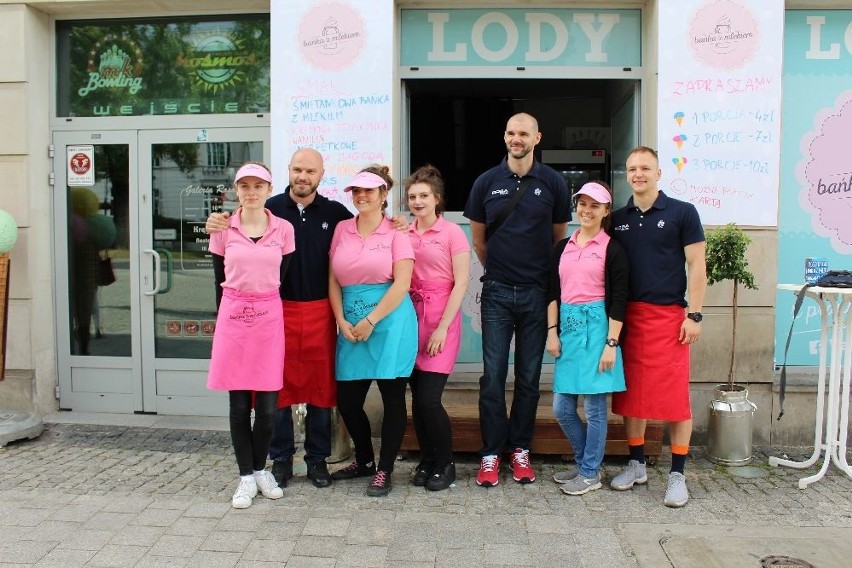 Koszykarze Rosy Radom sprzedawali lody, aby pomóc choremu trenerowi