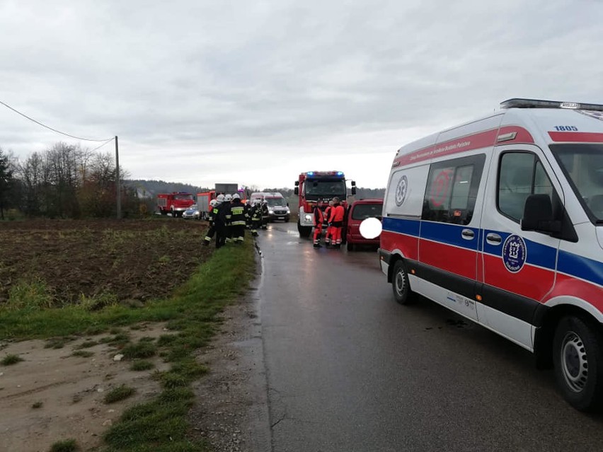 Wypadek w Barbarce. Czołowe zderzenie samochodów osobowych, są ranni