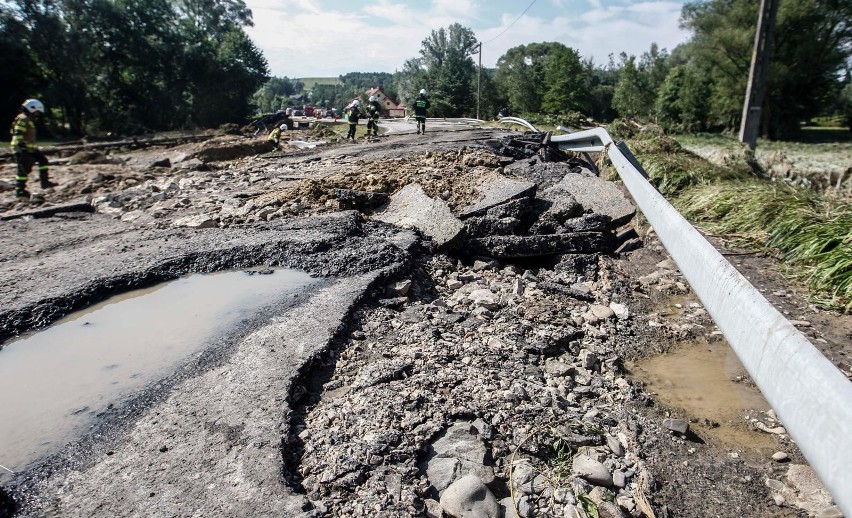 Prawie 100 mln zł - na tyle szacuje się straty tylko na drogach wojewódzkich. Powodzie to wina zmniejszonych funduszy na regulację rzek? 