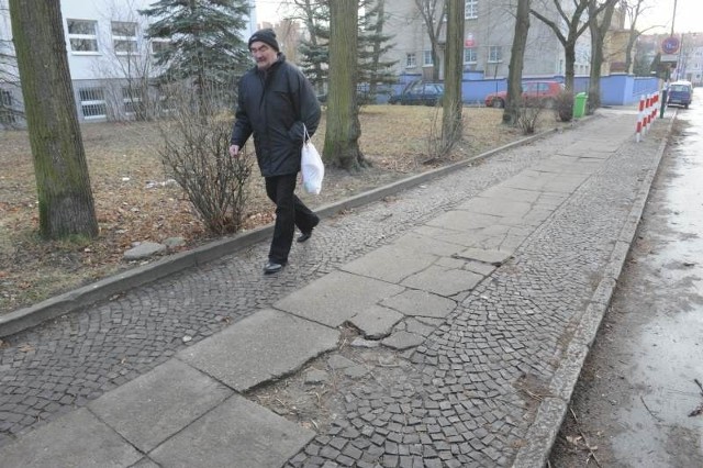Chodnik na ulicy Mickiewicza w niektórych miejscach dosłownie się rozsypuje. Nowe płytki pojawią się po obu stronach ulicy m.in. dlatego, że obok znajduje się przedszkole i pogotowie.