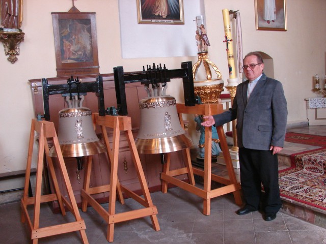 - Są piękne! Średni nosi imię św. Wojciecha, a duży św. Wawrzyńca - nowe dzwony prezentuje proboszcz ks. Wojciech Kalwig