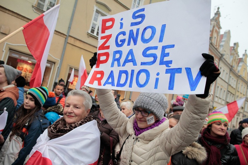 Blisko tysiąc osób manifestowało na ulicach Opola przeciwko...