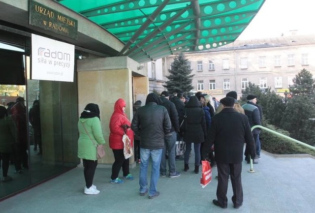 W kwietniu kilkaset osób czekało w kolejce przed Urzędem Miejskim w Radomiu, aby złożyć wniosek o dotację na wymianę pieca.