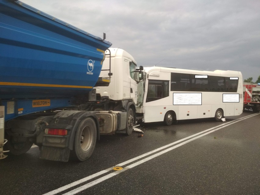 Wypadek w Stodołach w powiecie opatowskim. Krajowa trasa numer 74 zablokowana po zderzeniu autobusu i ciężarówki