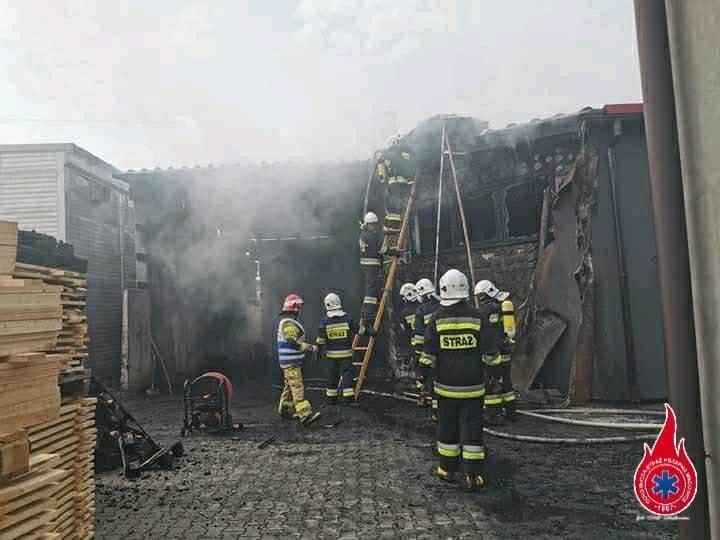 Pożar w zakładzie produkującym palety w Wadowicach. Strażacy szybko opanowali sytuację [ZDJĘCIA]