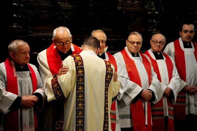 Ostatnio w mediach pojawiła się informacja o możliwym ustąpieniu o. Tadeusza Rydzyka ze stanowiska dyrektora Radia Maryja i przejściu na emeryturę. Jednocześnie powrócił temat emerytur polskich księży, biskupów, zakonnic i innych duchownych. Okazuje się, że wydatki państwa są na nie coraz większe, ponieważ w ostatnim czasie wzrosła liczba emerytowanych duchownych. O jakich stawkach mowa? Na jaką emeryturę mogą liczyć księża w Polsce i skąd pochodzą na nie środki?Czytaj dalej. Przesuwaj zdjęcia w prawo - naciśnij strzałkę lub przycisk NASTĘPNECZYTAJ TAKŻE:Ile zarabiają księża w Polsce? Znamy stawki!Zarobki księży w szpitalu. Tyle zarabia kapelan szpitalny