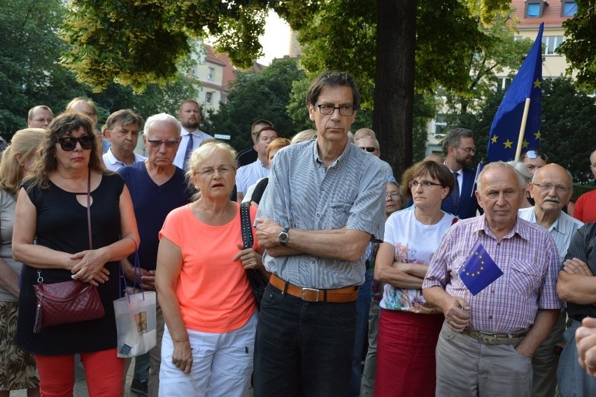 Demonstracja pod Sądem Okręgowym w Opolu.