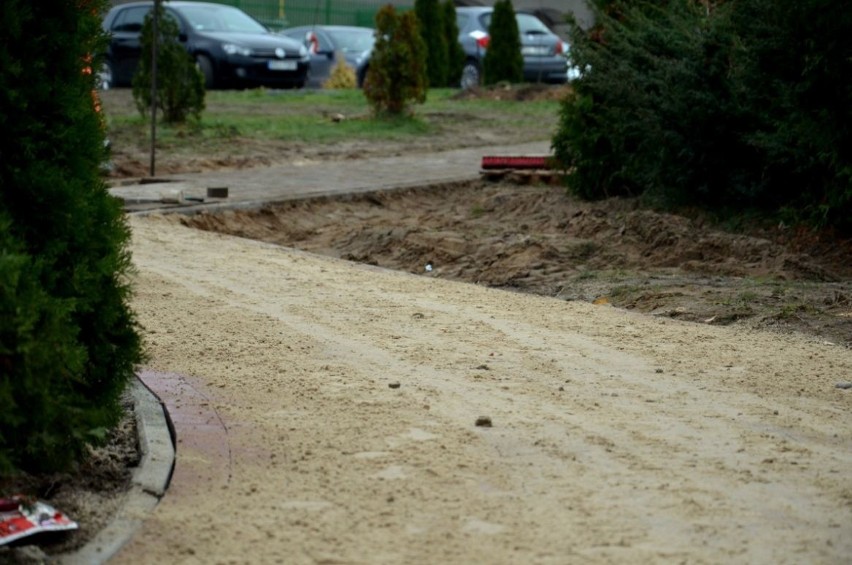 Siamiatycze. Powstaje nowy odcinek ścieżki rowerowej. Kończą układać nawierzchnię [ZDJĘCIA]