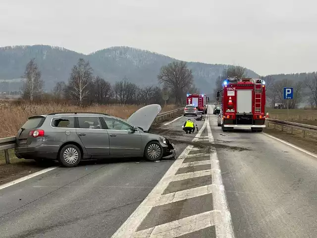 Wypadek na DK 8 Ząbkowice Śląskie - Bardo. Droga jest zablokowana po czołowym zderzeniu