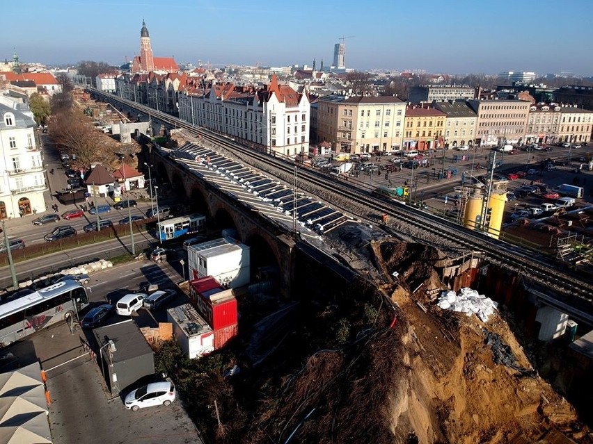 Kraków. Coraz bardziej zaawansowane prace przy budowie estakad kolejowych w centrum [ZDJĘCIA]