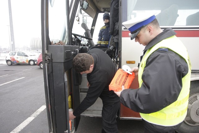 Kontrole autobusów szkolnych i wiozących uczniów na wycieczki prowadzi zarówno policja jak i Inspekcja Transportu Drogowego