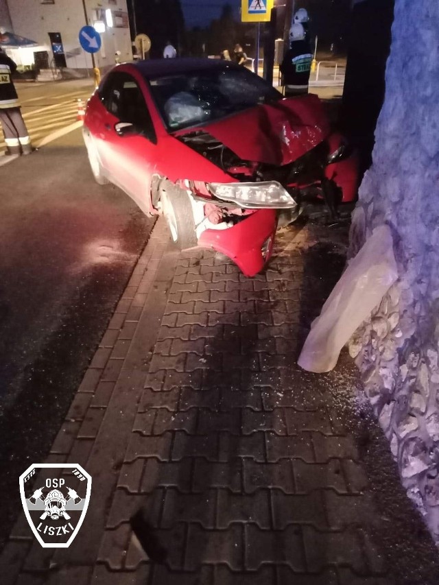 Wypadek w centrum Liszek. Samochód wpadł w przedszkole