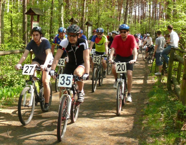 Rowerzyści ruszyli na cross w Ciemnym Kącie.