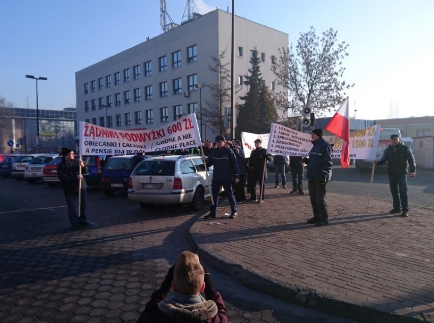 Protest listonoszy w Częstochowie. Listonosze domagają się...