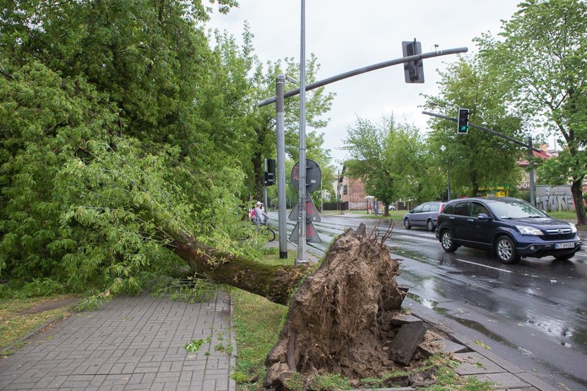 Gwałtowna burza w Tarnowie, ranni i spore zniszczenia [ZDJĘCIA INTERNAUTÓW]