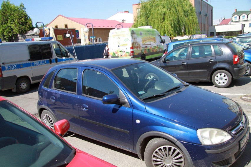 Wypadek w Tarnobrzegu. Opel corsa potrącił pieszego. W Markach dwie osoby ranne w wypadku (ZDJĘCIA)