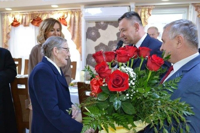 Życzenia jubilatce składają wójt Sławomir Kopacz i przewodniczący Józef Gawęcki.