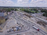 Budowa centrum przesiadkowego Opole Wschodnie. Powstają autobusowe perony, wiadukt, drogi, ścieżki i tunele. Zobacz m.in. zdjęcia z drona