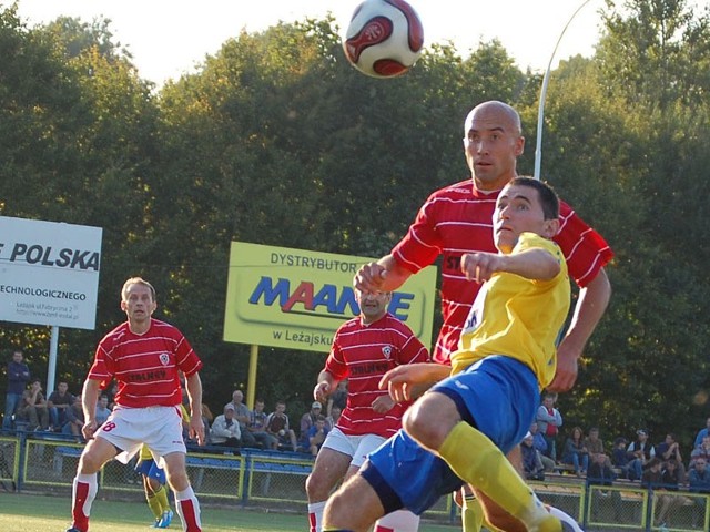 Piłkarze Pogoni (żółto-niebieskie stroje) byli w poważnych opałach, ale uratował ich ukraiński napastnik Viktor Kossak (nz. na pierwszym planie).