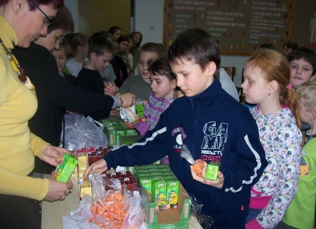Dzieci w Małkini są coraz zdrowsze. W szkołach dostają darmowe owoce i soki