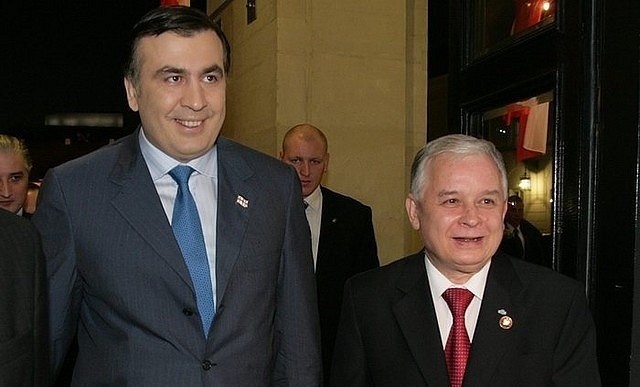 Odwadze prezydenta Lecha Kaczyńskiego, który ryzykując życie 15 lat temu ściągnął do Tbilisi pięciu przywódców, zawdzięczamy uratowanie Gruzji – ocenił były prezydent tego kraju Micheil Saakaszwili.