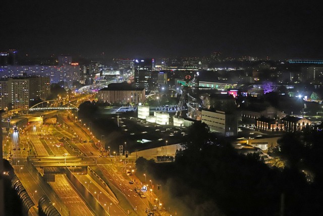 Katowice podczas nocnej próby defilady wojskowej, widziane z dachu Gwiazdy