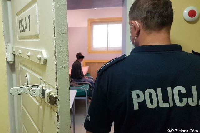 41-letni mieszkaniec gminy Sulechów i 30-latek z terenu gminy Trzebiechów posiadali przy sobie metamfetaminę, a w domu także marihuanę, amfetaminę i sadzonki konopi.