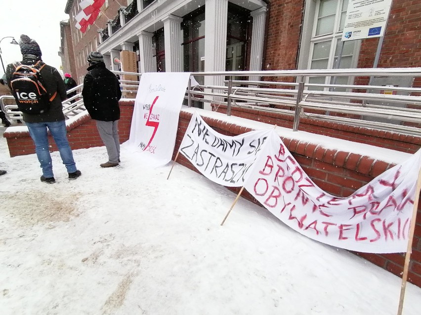 „Murem za Ochocką!”: demonstracja solidarności z dyrektorką szkoły w Tczewie